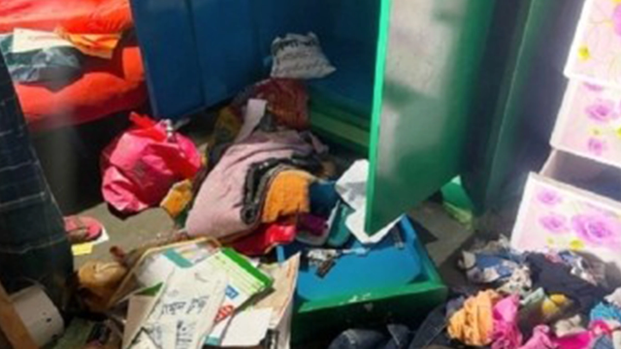 দাউদকান্দিতে পুলিশ পরিচয়ে প্রবাসীর বাড়িতে ডাকাতি